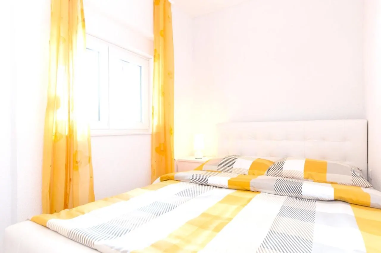 Holiday home Charming House In Skrpcici With Enclosed Garden Skrbcici